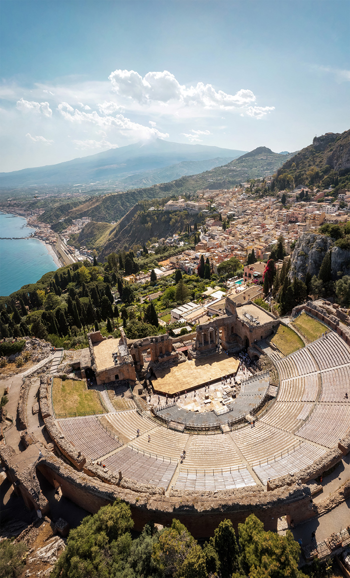 An Italian dream Taormina veduta aerea dell'antico teatro greco